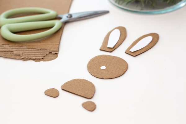 Das Häschen wird aus Pappe geschnitten.