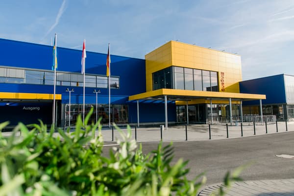 Das IKEA Einrichtungshaus in Wetzlar, ein blau gelbes Gebäude mit Fahnen vor dem Haus.