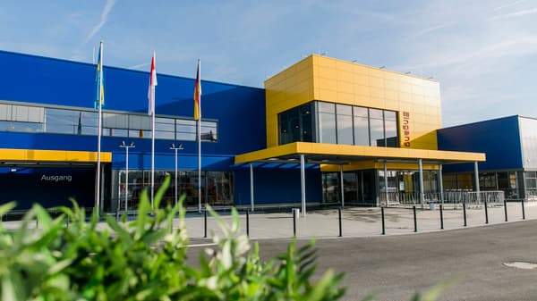Das IKEA Einrichtungshaus in Wetzlar, ein blau gelbes Gebäude mit Fahnen vor dem Haus.