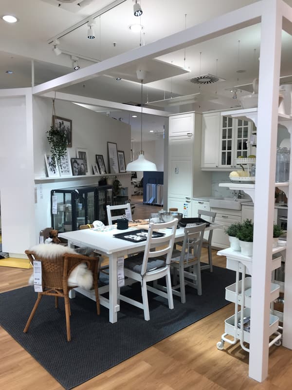 Das IKEA Planungsstudio von Innen, es ist ein großer Esstisch mit unterschiedlichen Stühlen zu sehen.