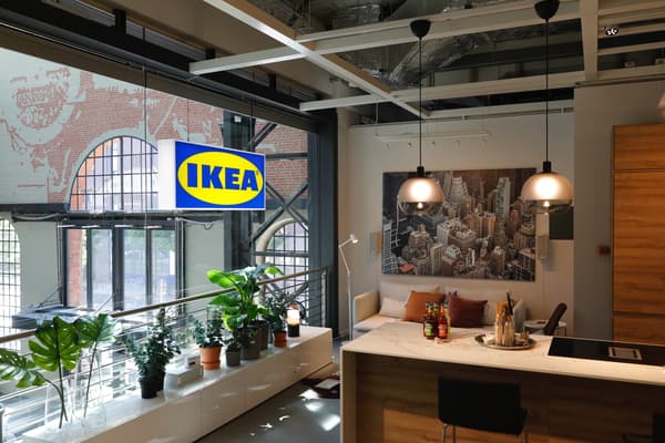 Das IKEA Planungsstudio von Innen, zu sehen ist eine Küchenfront, ein Sofa, Lampen und Pflanzen.