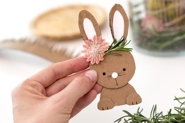 Das Papphäschen bekommt noch etwas Deko wie eien Blüte am Ohr und etwas Rosmarin. 