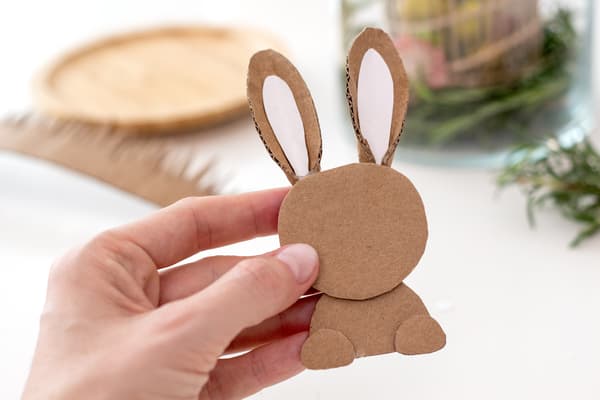 Das Papphäschen wird zusammengeklebt.