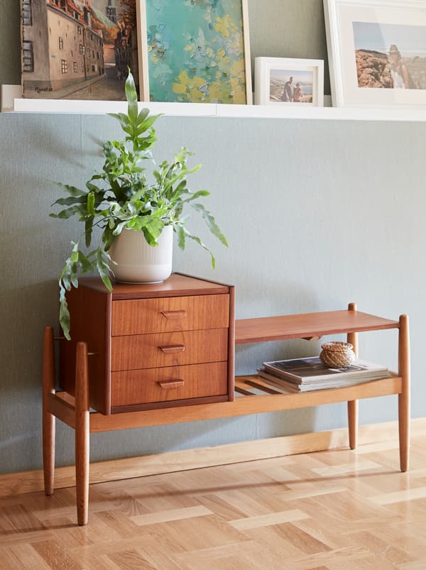 De 60's designklassieker SPECTUM is een bankje voor in de hal van teak en solide eiken, met drie laden en een zitgedeelte.