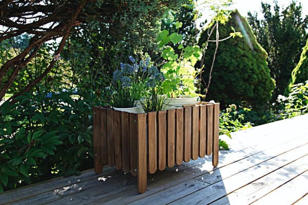 De ASKHOLMEN houten bloembak in een tuin.