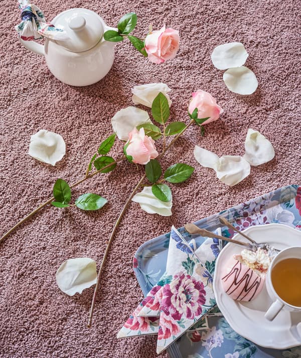De détails comme une simple théière IKEA VARDAGEN compléteront idéalement le thème des roses.