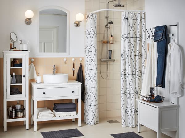 De IKEA HEMNES badkamerserie in traditionele stijl heeft parelwitte lades, handdoekenrekken, banken en vitrinekasten die perfect passen in tal van verschillende ruimtes.