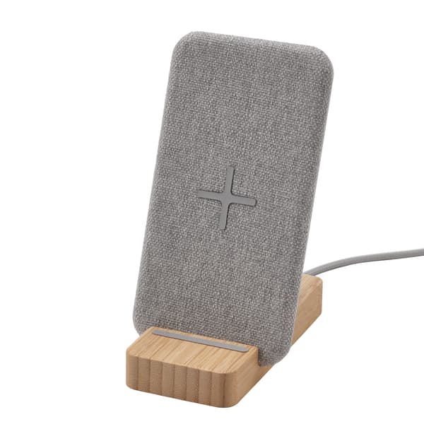  De NORDMÄRKE oplader, gemaakt van duurzaam bamboe, combineert elegantie met technologie. 