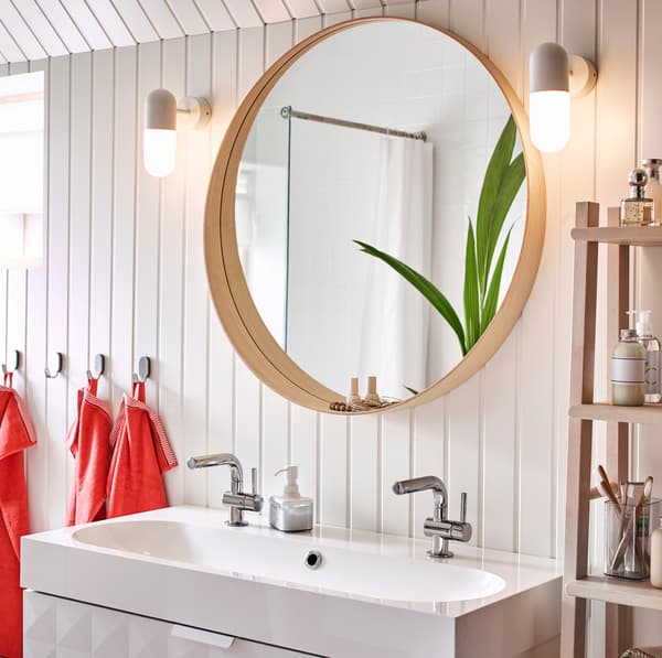 De ronde IKEA STOCKHOLM badkamerspiegel is gemaakt van glas en gevat in een lijst van glad afgewerkt essen fineer. De lijst is heel diep, waardoor je er spulletjes op kan zetten, zoals parfumflesjes of andere kleine badkamerbenodigdheden.