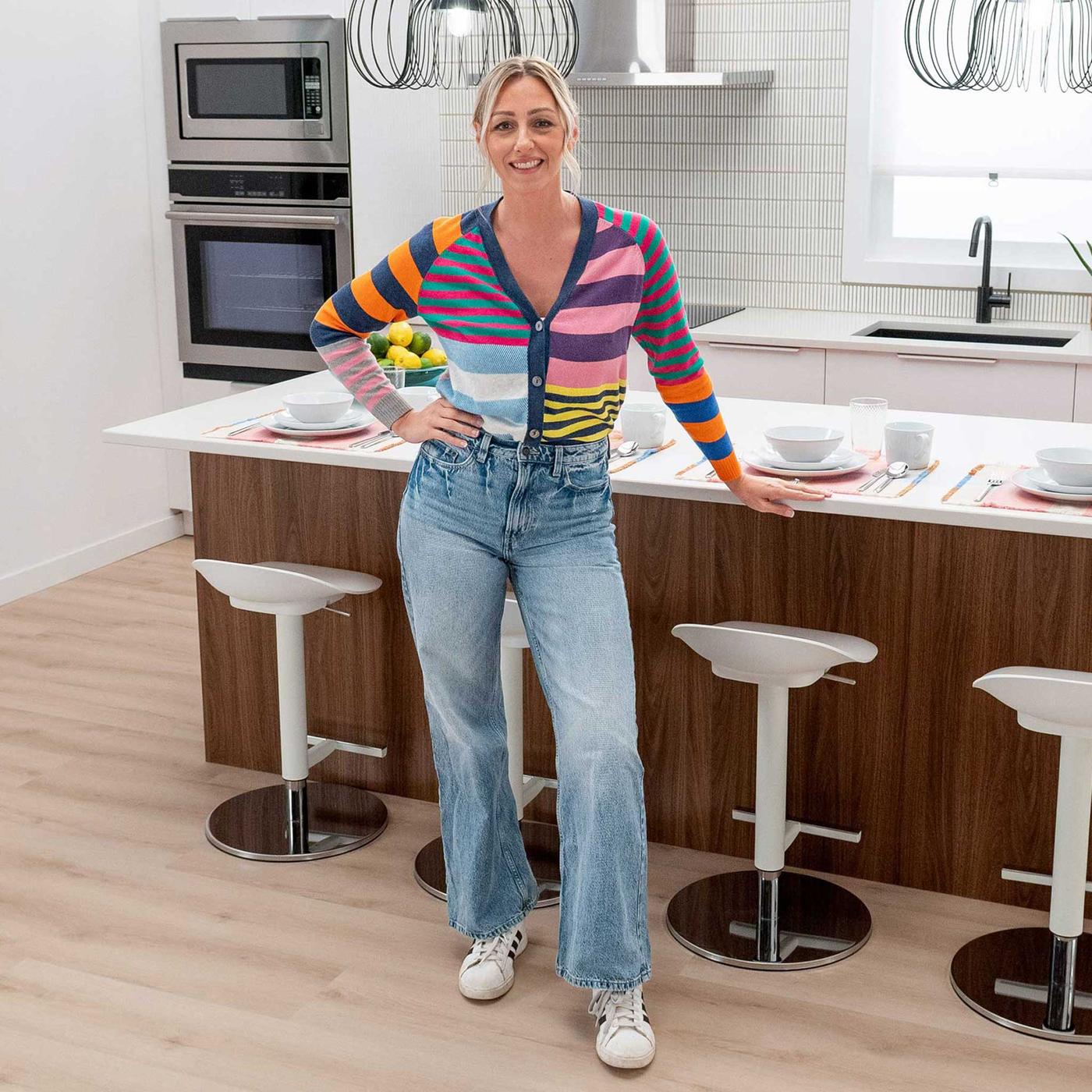 Debra se tient devant une cuisine de style traditionnel