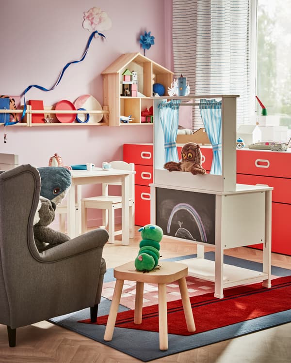 Dečja soba s kuhinjom igračkom takođe može da posluži i kao lutkarsko pozorište, uz publiku od plišanih igračaka u foteljicama i na stoličicama.