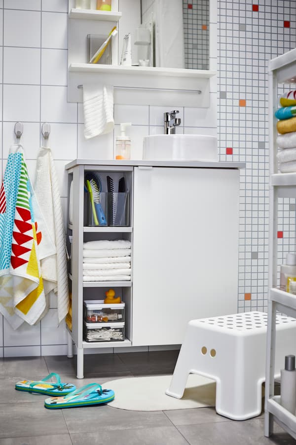Decor ideas for small bathrooms: play with colours
