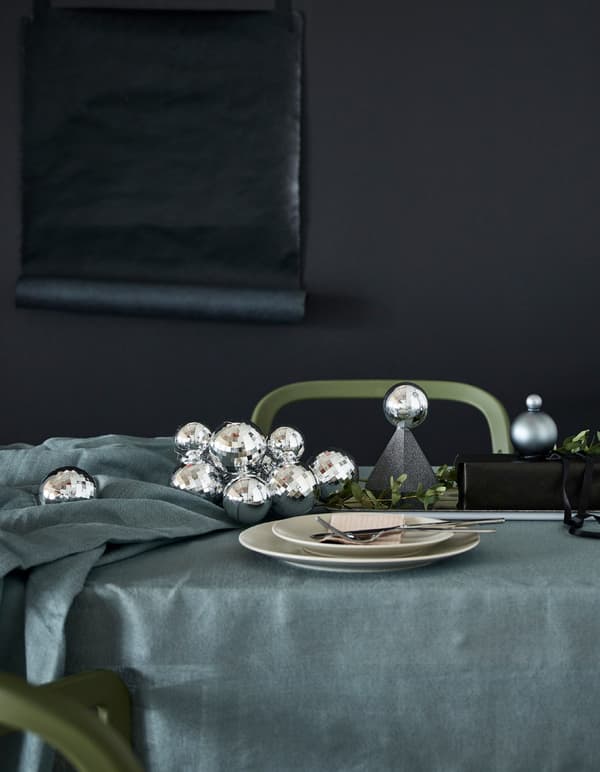 Decora a mesa con adornos prateados e caixas de regalo reutilizadas.