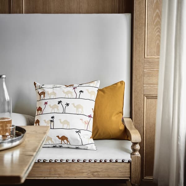 Decoración con coxíns inspirados en viaxes