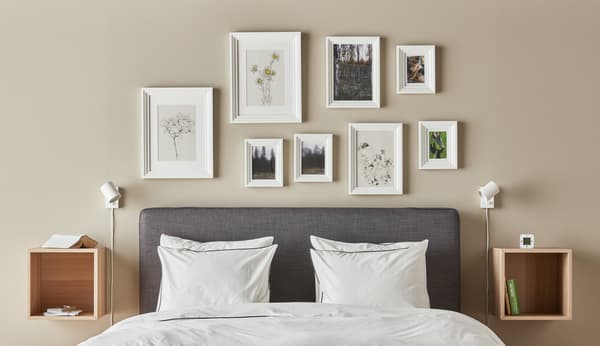 Decoración con cuadros sobre el cabecero de la cama
