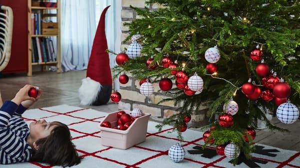 Decoración de árbore de Nadal minimalista: unha póla con bólas de Nadal e unha grilanda luminosa