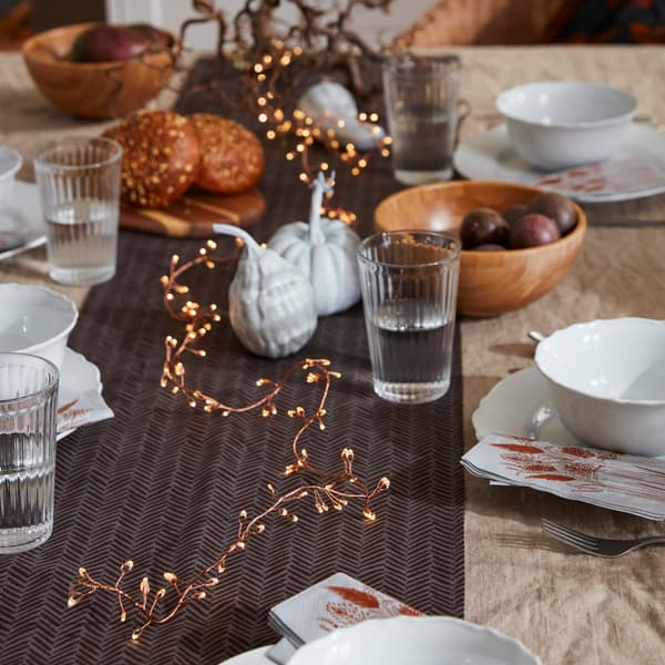 Decoración de Halloween con luces sobre una mesa