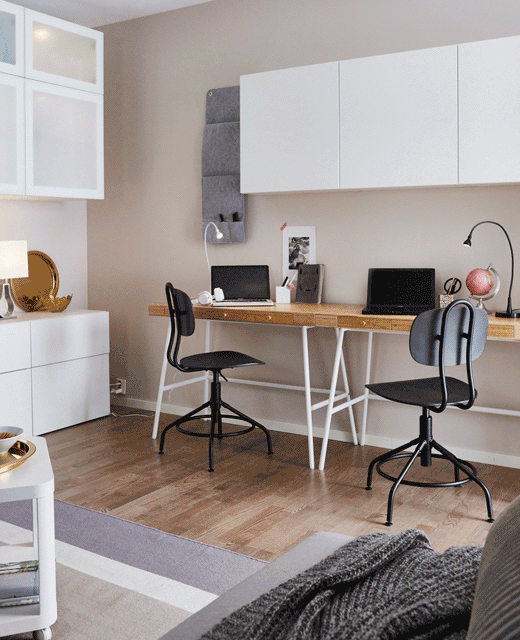 Decorar una sala petita amb espai per a la feina i el plaer