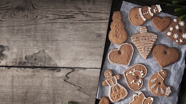 Decorate Christmas gingerbread biscuits