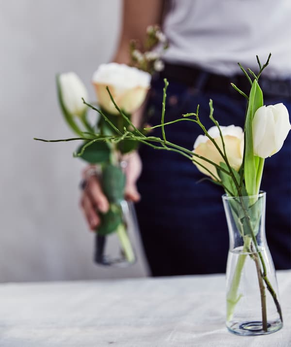 Decorating a table with a floral theme