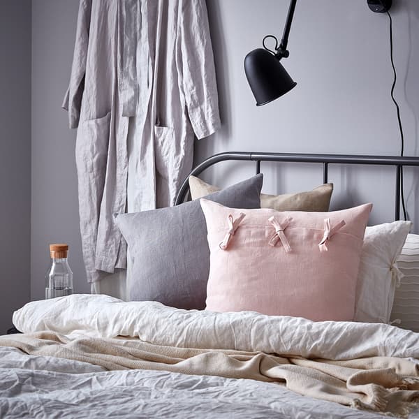 Decorating with cushions in neutral tones 