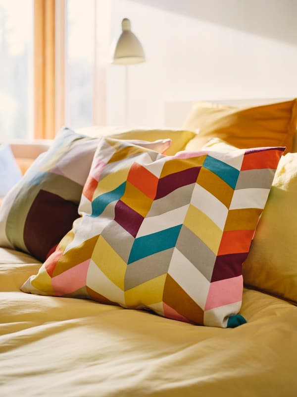 Decorating with multicoloured cushions 