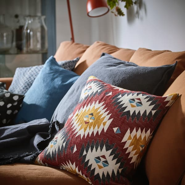    Decorating with printed and solid-coloured cushions 