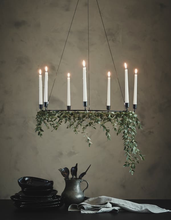 Décorez la maison avec des fleurs. Décorez simplement le lustre avec des rameaux fraîchement coupés ! Cette saison, vous trouverez chez IKEA le lustre VINTER 2017. Les arceaux du bas peuvent être utilisés pour accrocher de petits objets légers.