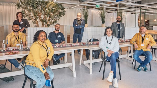Deelnemers aan de pilot van het Skills for Employment programma bij IKEA Amsterdam, samen met Paul de Jong (CEO en CSO IKEA Nederland) en Wilma Roozenboom (directeur Refugee Talent Hub).