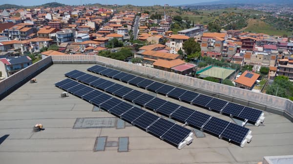 Dei pannelli solari installati su una terrazza di un palazzo. 