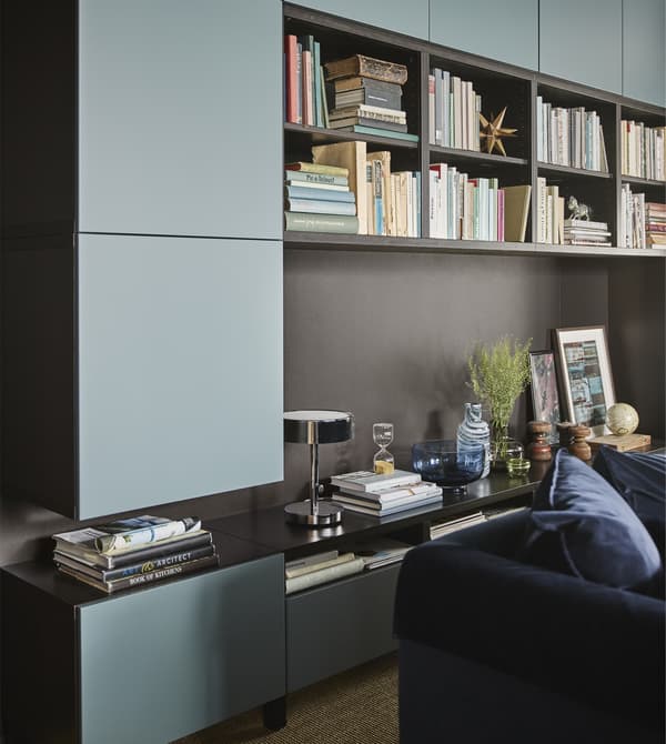 Deine Kostbarkeiten lassen sich gut auf modernen Möbeln von IKEA präsentieren. Wir bieten dazu viele verschiedene Wohnzimmerstile, wie z. B. den STOCKHOLM 2017 Schrank in Rattan/Esche. Dieser Schrank eignet sich als Einzelstück oder macht sich auch in Kombination mit einem passenden Sessel und Couch