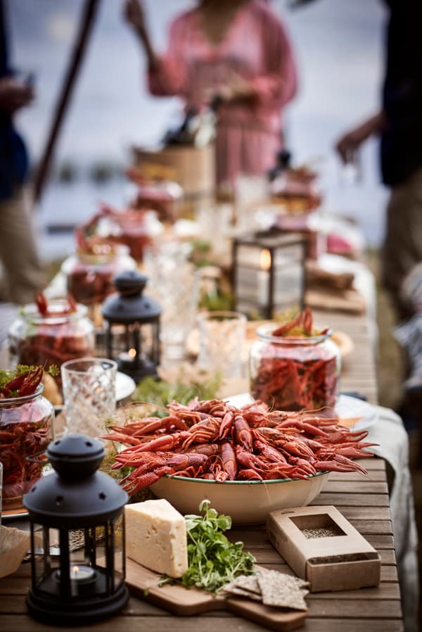 Dekket bord til skalldyrsfesten.