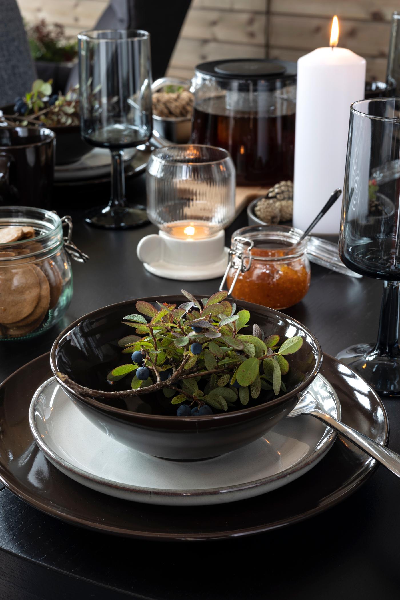 Dekketøyet har dype, høstlige nyanser som passer perfekt til det avslappende hyttelivet. Om høsten pynter du naturlig med det du finner utenfor døren.