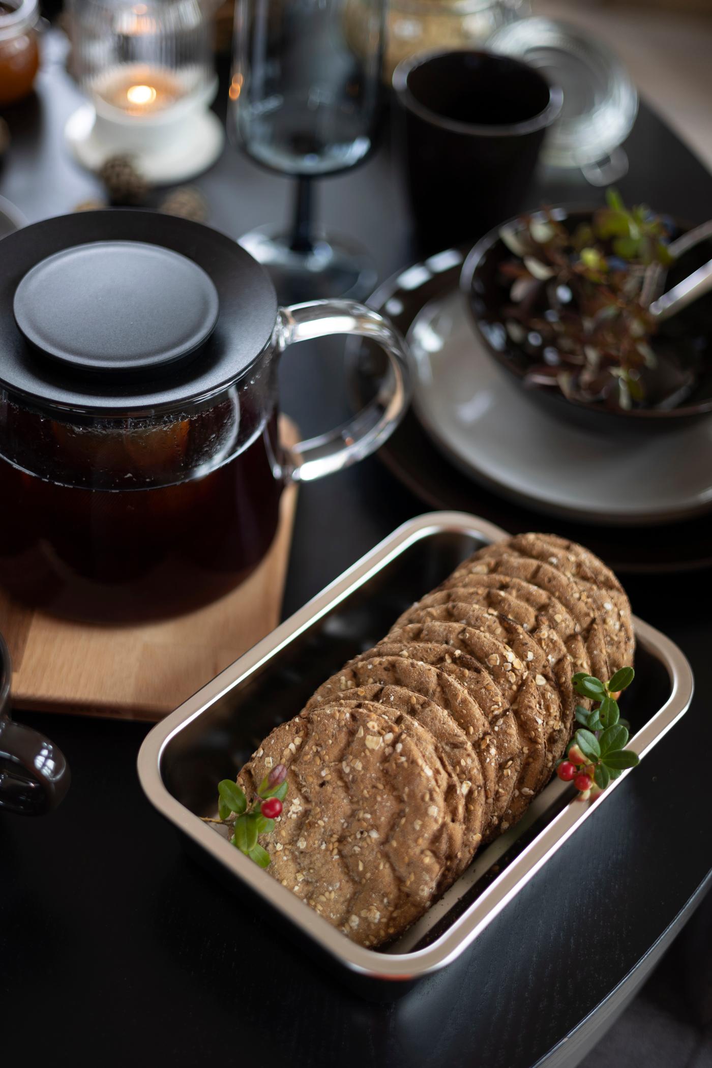 Dekketøyet har dype, høstlige nyanser som passer perfekt til det avslappende hyttelivet. Om høsten pynter du naturlig med det du finner utenfor døren.