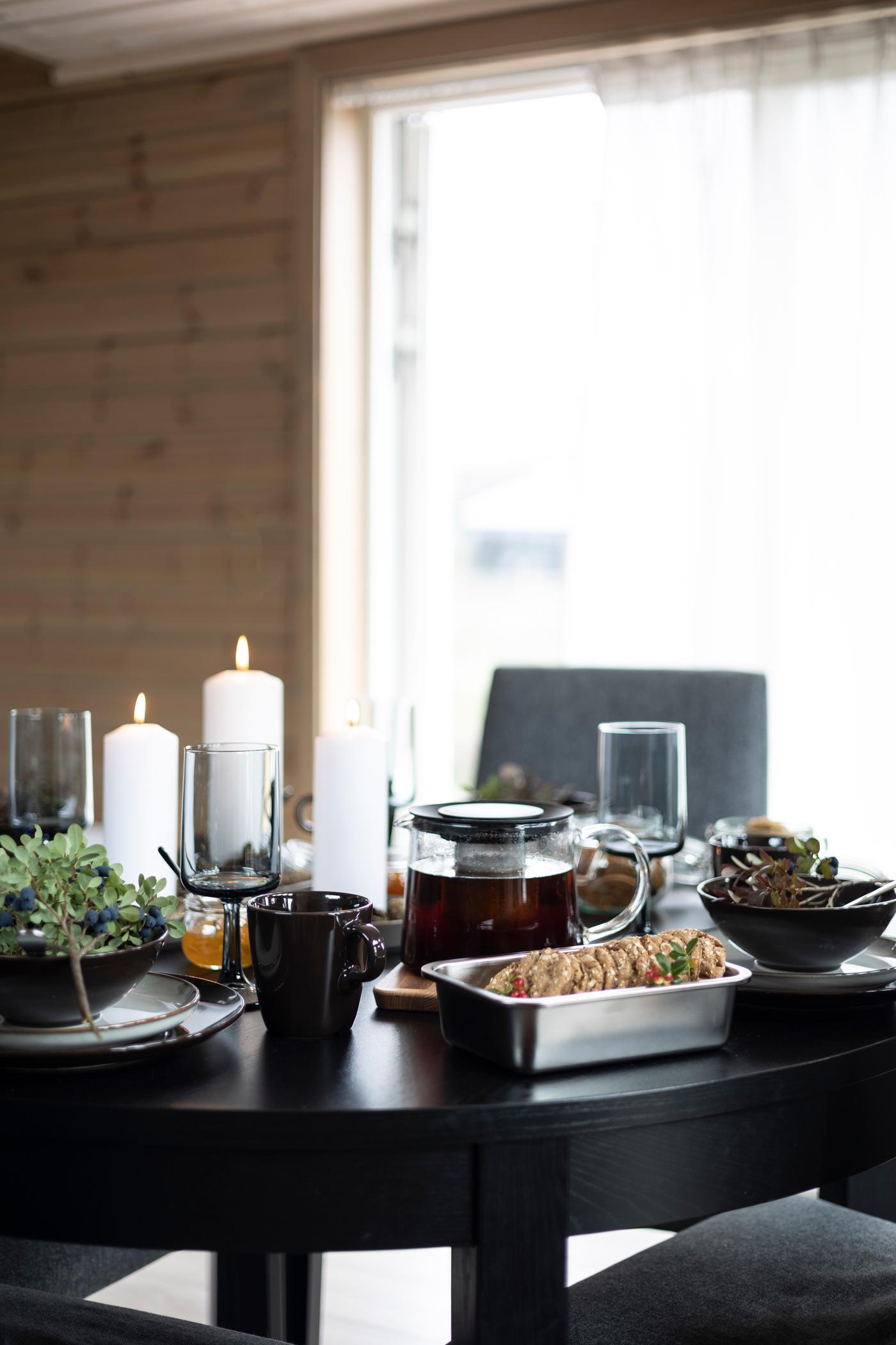 Dekketøyet har dype, høstlige nyanser som passer perfekt til det avslappende hyttelivet. Om høsten pynter du naturlig med det du finner utenfor døren.