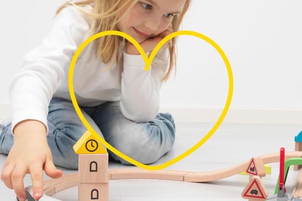 Deklica se igra z igračami IKEA.