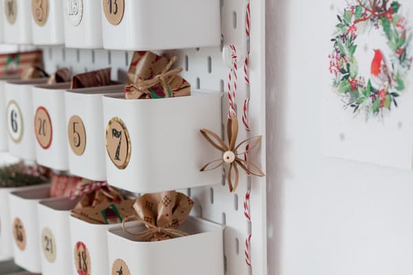 Dekorative Anhänger mithilfe von SKÅDIS Haken an SKÅDIS Lochplatte anhängen für Adventskalender mit SKADIS