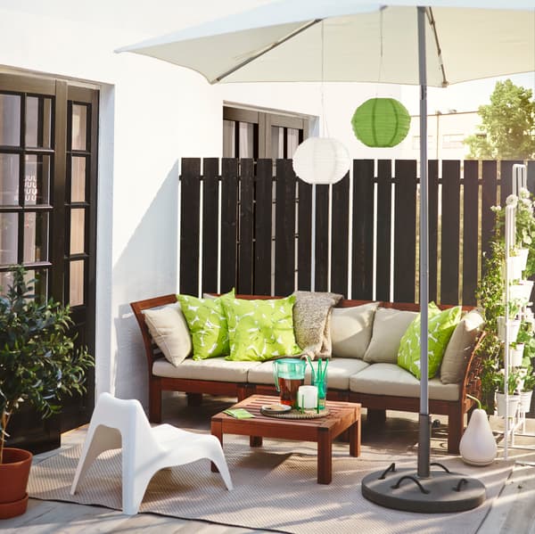 Dekoratu chill out estiloko terraza tonu zuri-berdeekin
