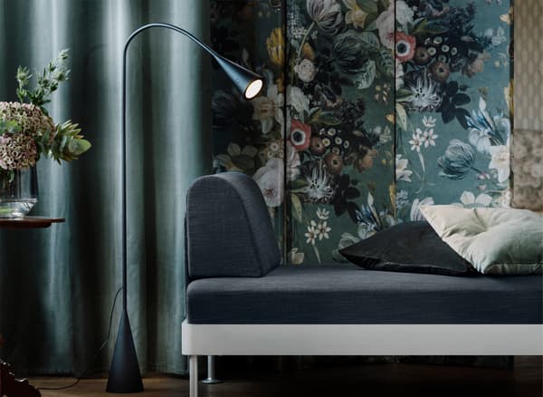 ชิ้นส่วนหนึ่งของโซฟา DELAKTIG/เดลัคติก และโคมไฟอ่านหนังสือแบบถอดออกได้