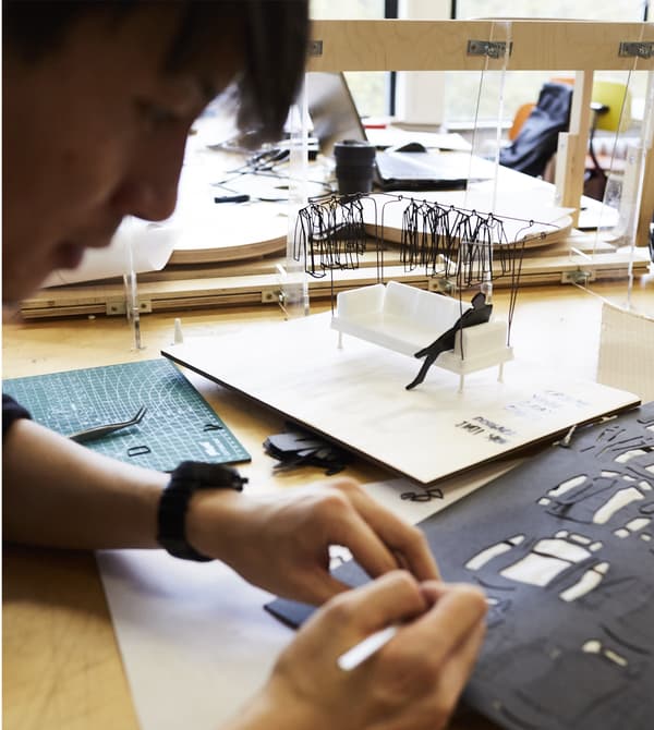 ภาพโคลสอัพของโมเดลจำลองขนาดย่อของโซฟา DELAKTIG/เดลัคติก