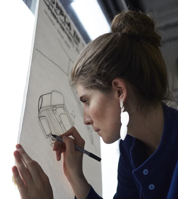 นักเรียนกำลังวาดแบบของโซฟา DELAKTIG/เดลัคติก ที่กล่องไฟสำหรับถ่ายภาพ