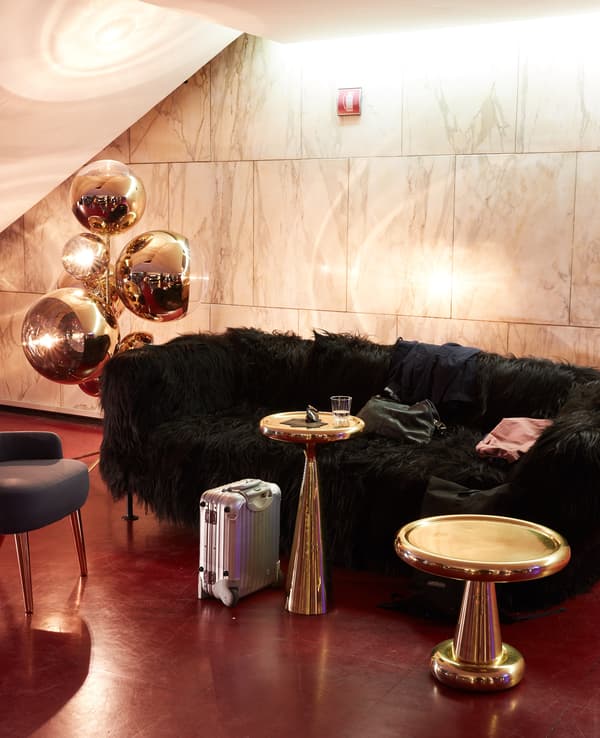 โซฟาตัวใหม่ DELAKTIG/เดลัคติก ที่มีผ้าหุ้มลักษณะเป็นขนที่ Milan Furniture Fair