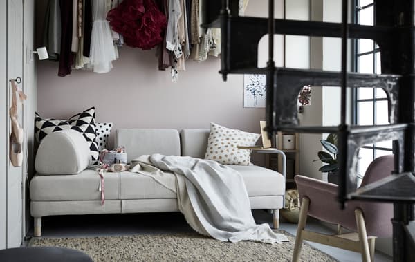 Dengan katil sofa FLOTTEBO IKEA, ruang tamu anda menjadi pusat keselesaan dan kemudahan. Tidak kira apa pun aktiviti yang anda suka.