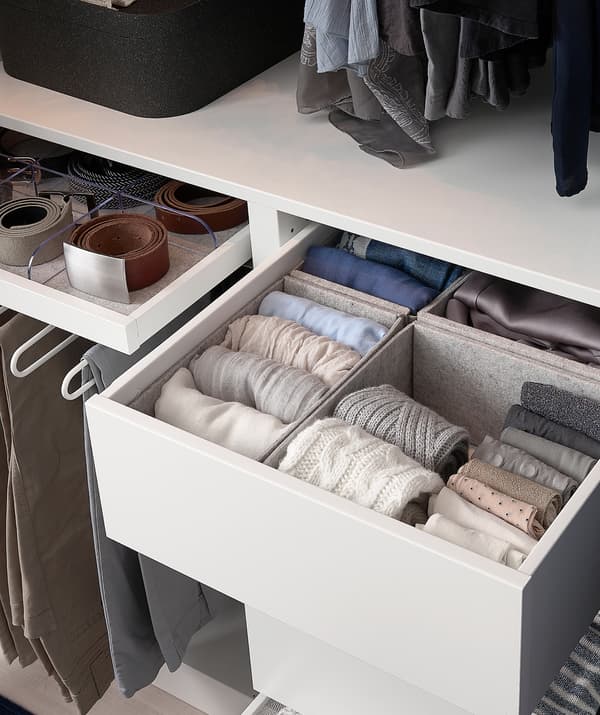 Deo garderobera s nekoliko alternativa za odlaganje i detaljnim rasporedom: stalažom za pantalone, fiokom za kaiševe, i još jednom za savijene čarape.