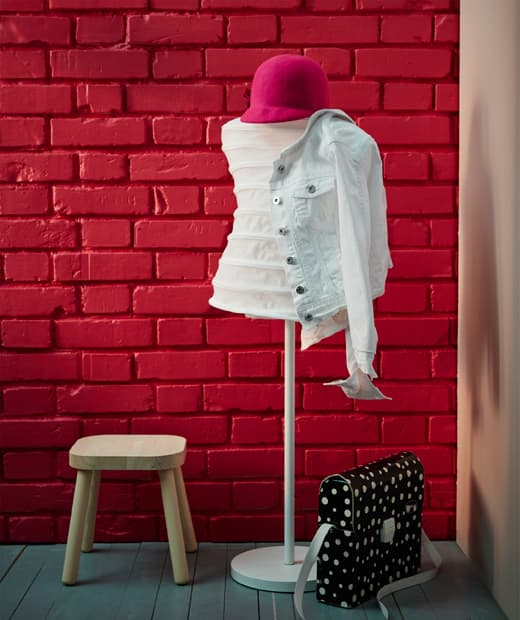 Déposez une veste ou un chapeau mode sur le portemanteau NÄPEN blanc. D'une hauteur maximale de 127 cm, il convient à tous les âges. Le tabouret FLISAT en pin massif accueille le bagage de l’amie sans broncher.