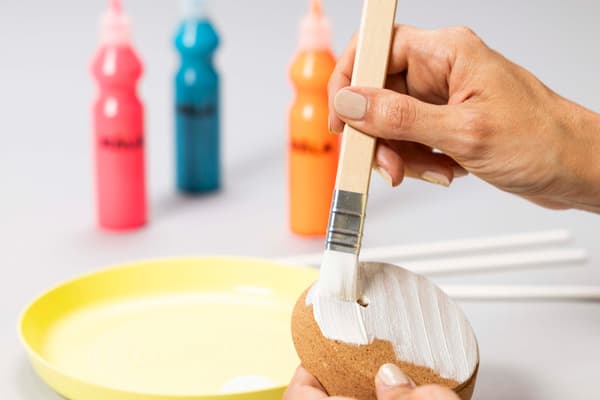 Der 365+ Korkuntersetzer wird mit MÅLA Farben bemalt.