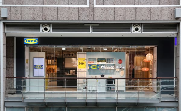 Der Eingang des neuen IKEA Planungsstudios in Berlin-Köpenick, hell erleuchtet mit Preisschildern.