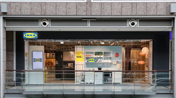 Der Eingang des neuen IKEA Planungsstudios in Berlin-Köpenick, hell erleuchtet mit Preisschildern.