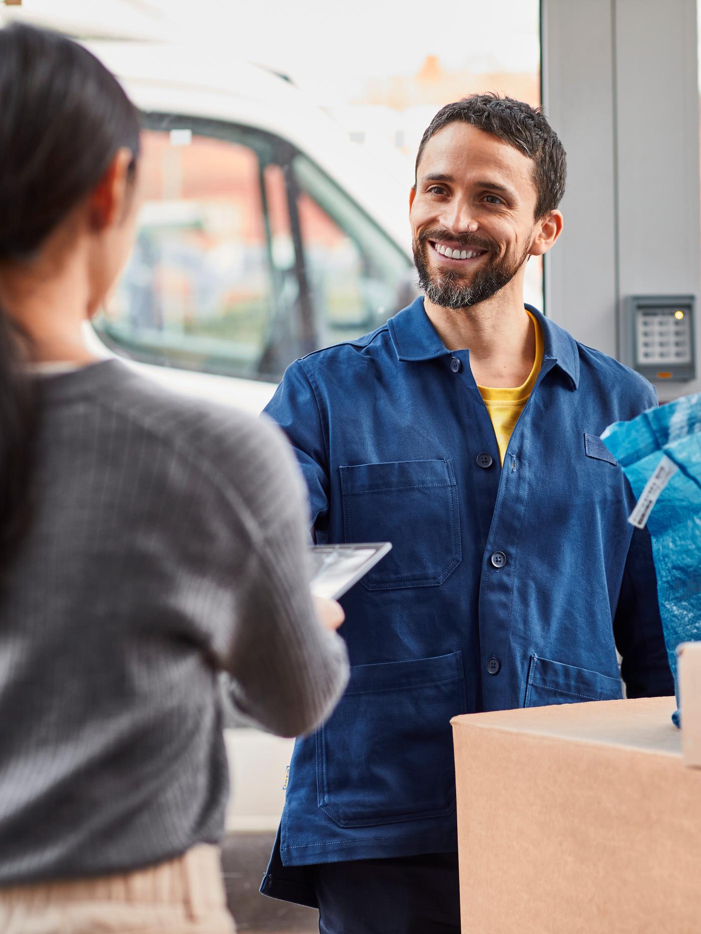 Der Fahrer liefert das Produkt an den Kunden.