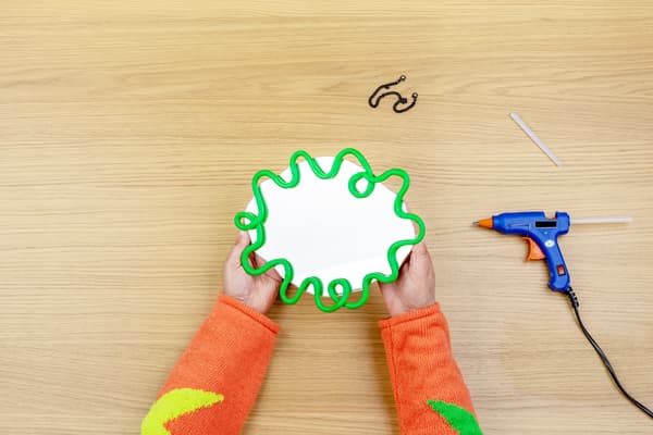 Der fertige Spiegel wird in den Händen gehalten.